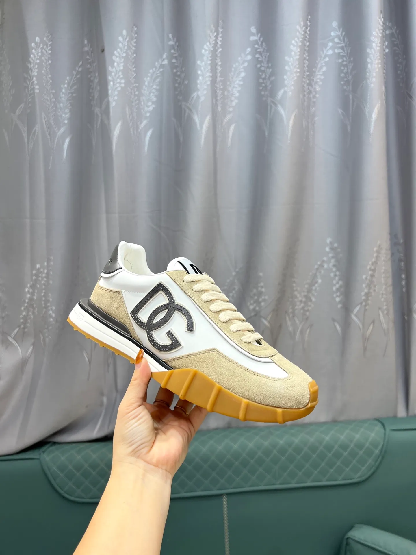 Men's shoes 💰560 Dolce&Gabbana D&G's latest casual sports shoes. Original purchase, development and production. DG's latest explosion. The tongue has the brand's iconic details. It is fashionable and versatile and can add luster to various looks. Create an exquisite design with unique dynamic vitality and modern atmosphere, showing modern and elegant style. Exquisite packaging at the delivery counter🛍📦 ▪️Fabric: Original customized cowhide, lining: Original customized breathable lining, Size: Men's 38-44 (45 46 customized)